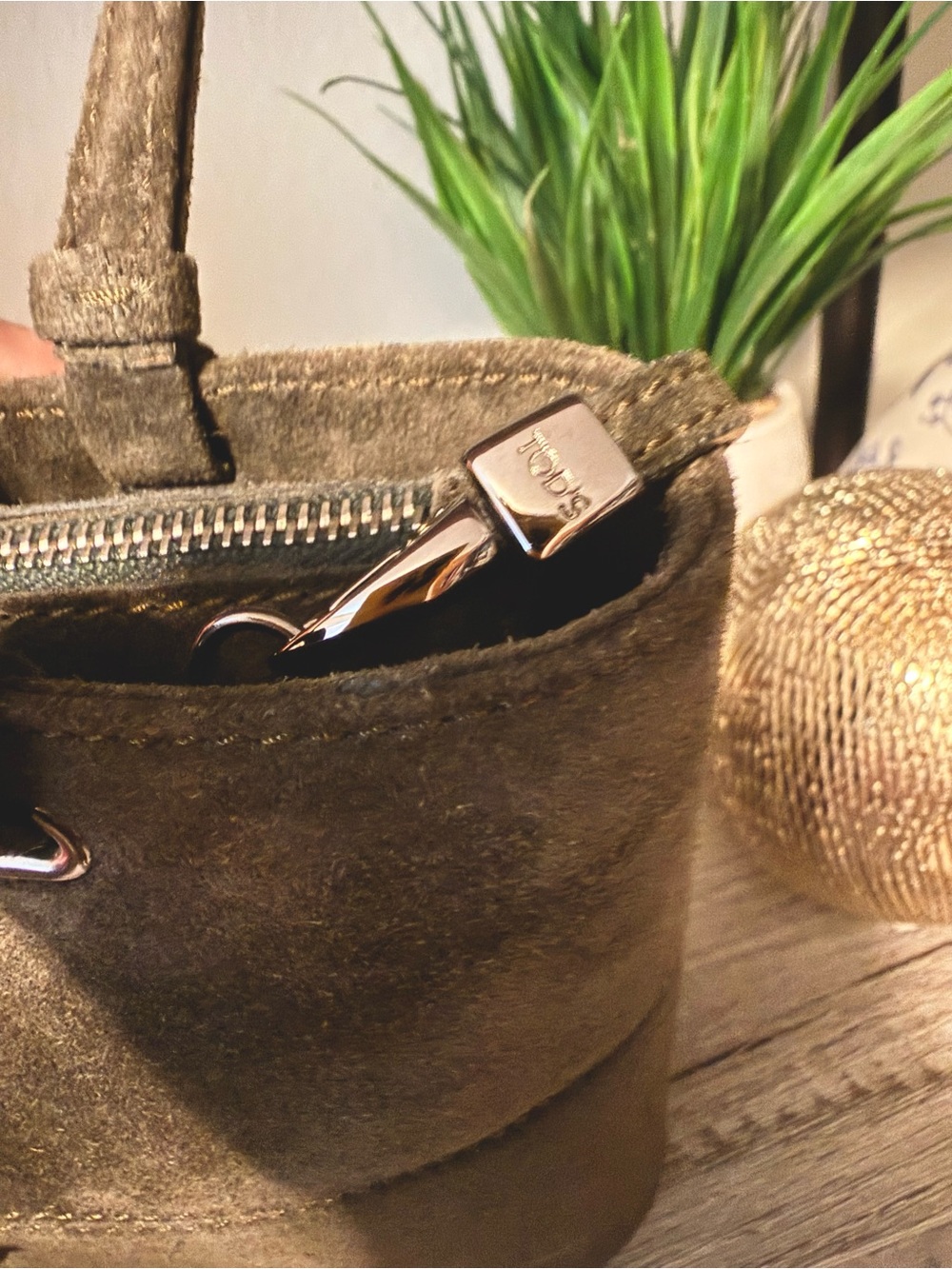 Tod’s Two-Way Olive Green Suede Small Tote - Picture 4 of 6